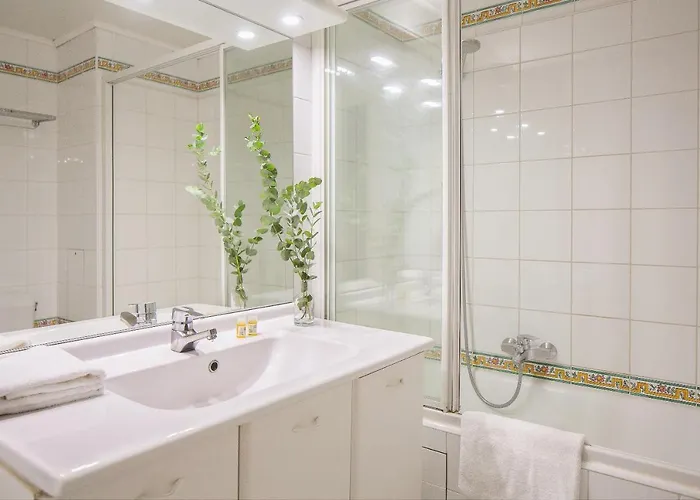 Hotel Des Grandes Ecoles 3*